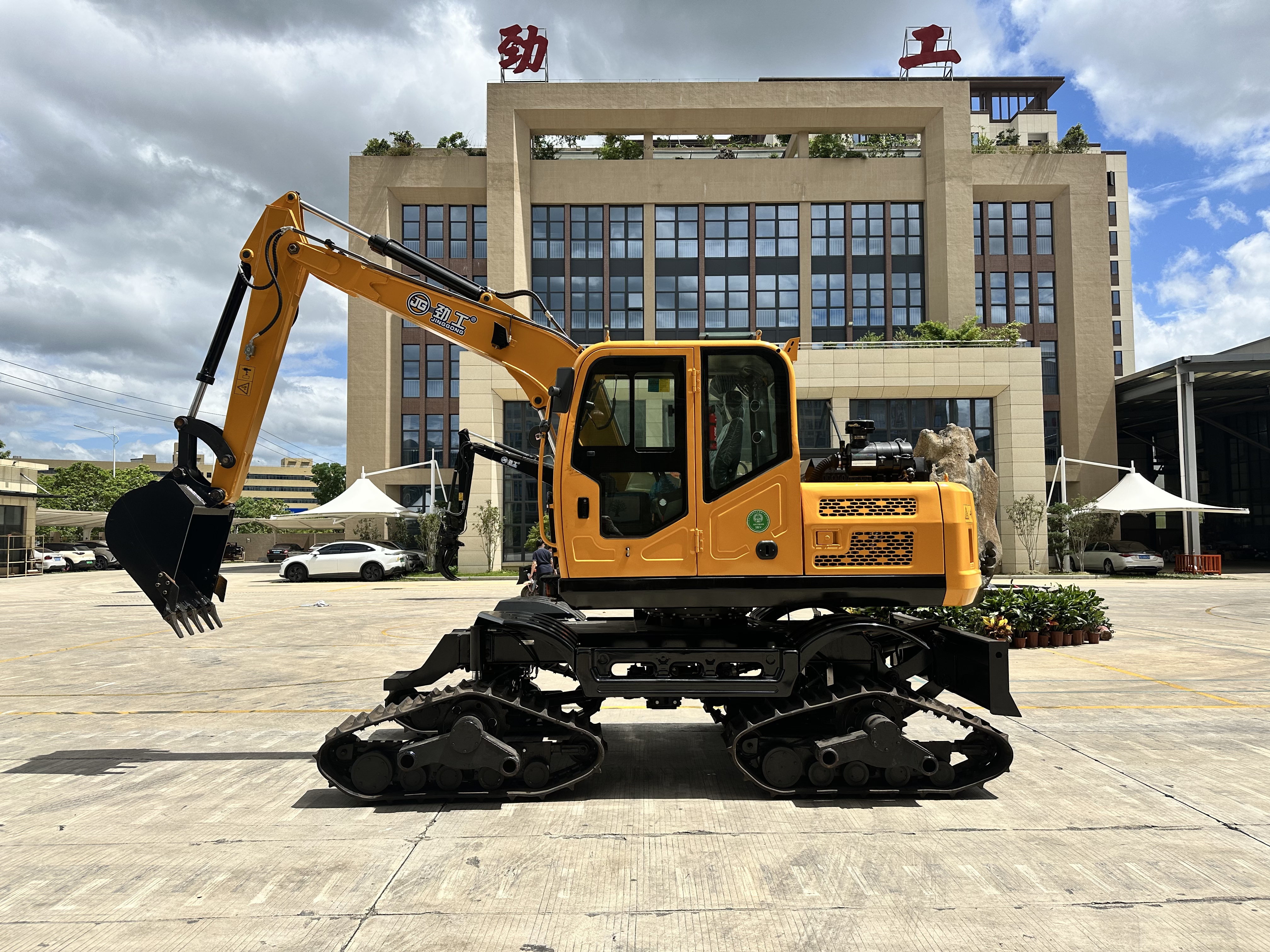 Máy đào bánh xích Tricone: Giải pháp kỹ thuật toàn cầu để chinh phục địa hình khắc nghiệt
