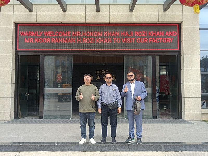Nhiệt liệt chào mừng khách hàng Qatar đến thăm nhà máy máy xúc Jinggong
        