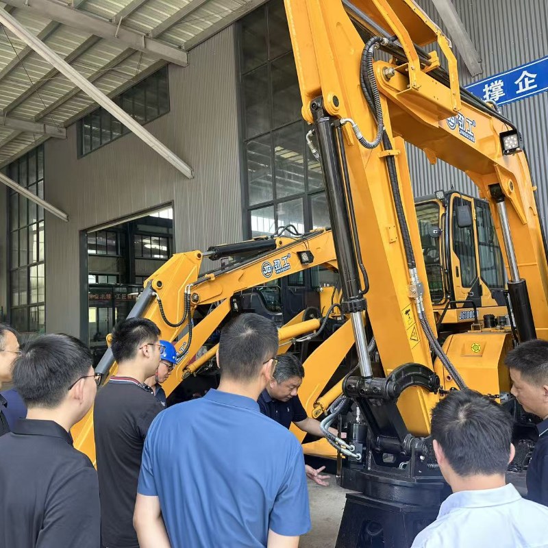 City leaders visit to promote excavator foreign trade enterprises to explore the global market