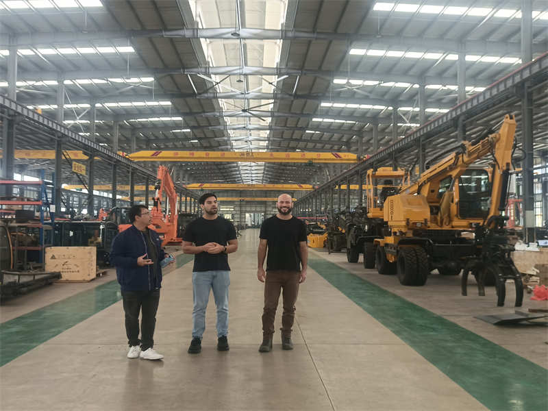 Dù triển lãm đã kết thúc nhưng sức nóng cơ học của JINGGONG vẫn không giảm! Khách hàng nước ngoài đổ xô đến tham quan nhà máy và đích thân lái thử để trải nghiệm sức hấp dẫn của sản phẩm. Một chương mới