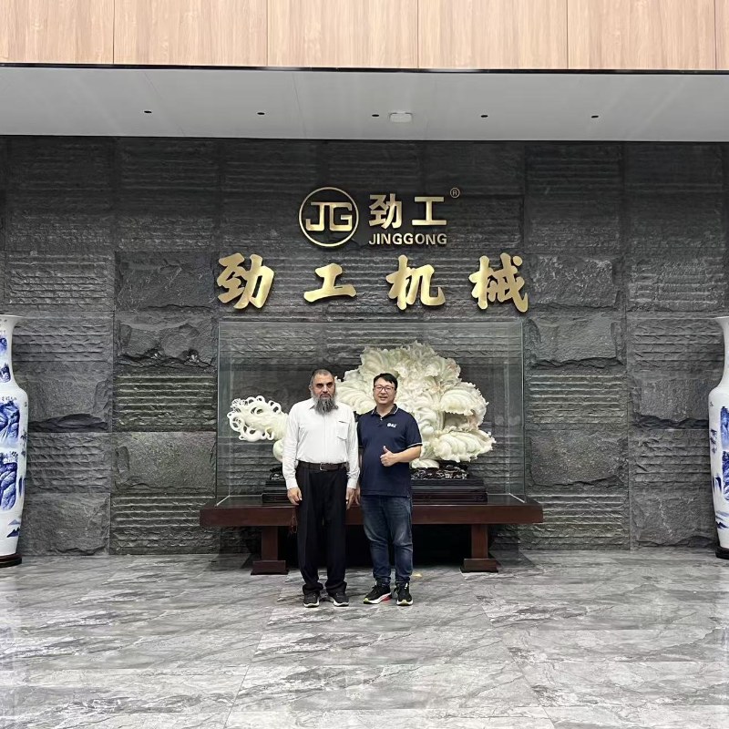 Chào mừng khách hàng Qatar đến thăm Nhà máy máy móc jinggong