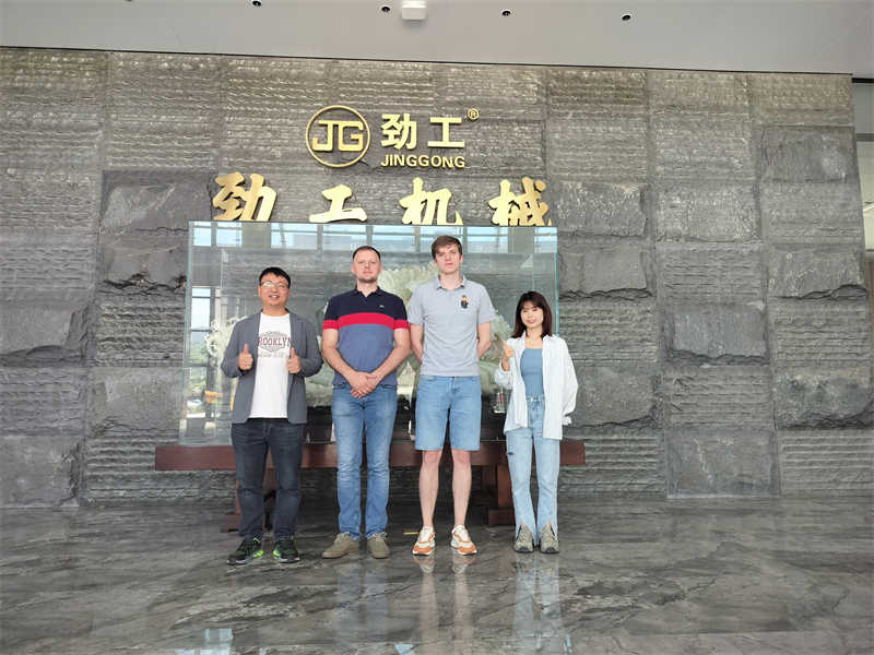 Khách hàng Nga đến nhà máy của chúng tôi quan tâm đến máy xúc đường sắt !!!