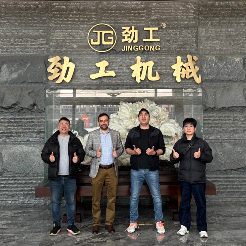 A client from Pakistan visited Jinggong excavators for a visit and exchange