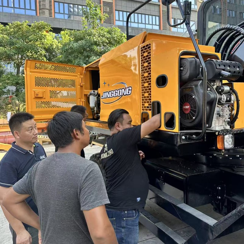 Khách Thái Lan đến thăm để chứng kiến hiệu quả chiến đấu thực tế của máy cắt đá dằn của Trung Quốc