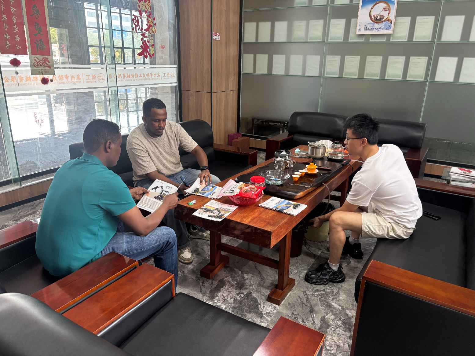 Deepening North American Market Presence! Long-Term Prospective Clients from Canada Visit JINGGONG Machinery for Cooperation Talks on Excavators and Earthmoving Equipment